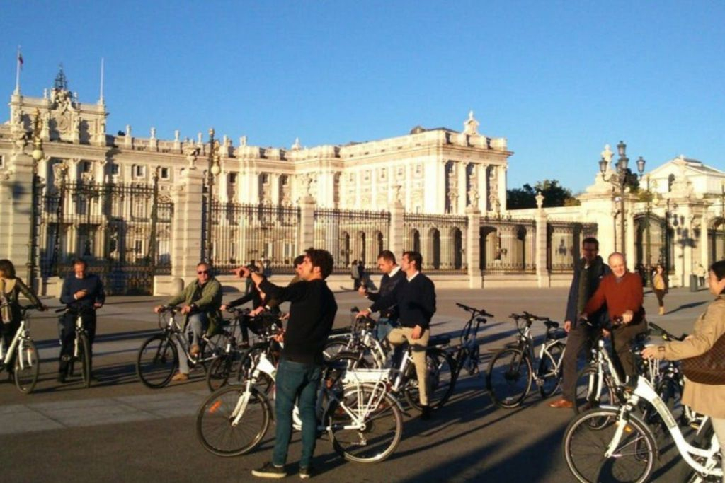 Madrid: Tour guidato notturno in e-bike