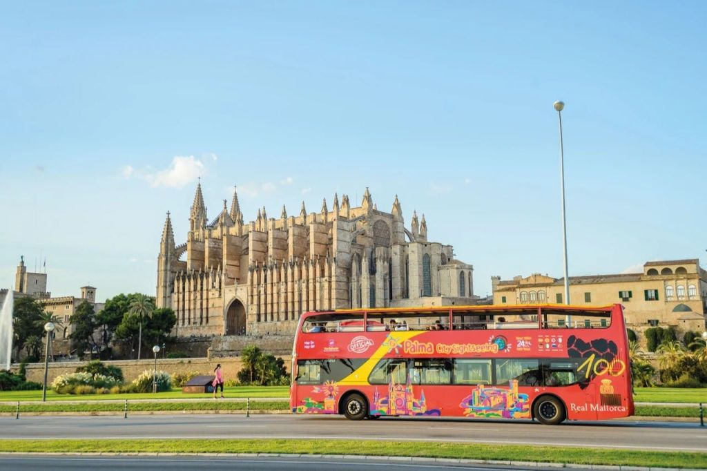 Mallorca: Excursión en bus turístico con entradas a las atracciones