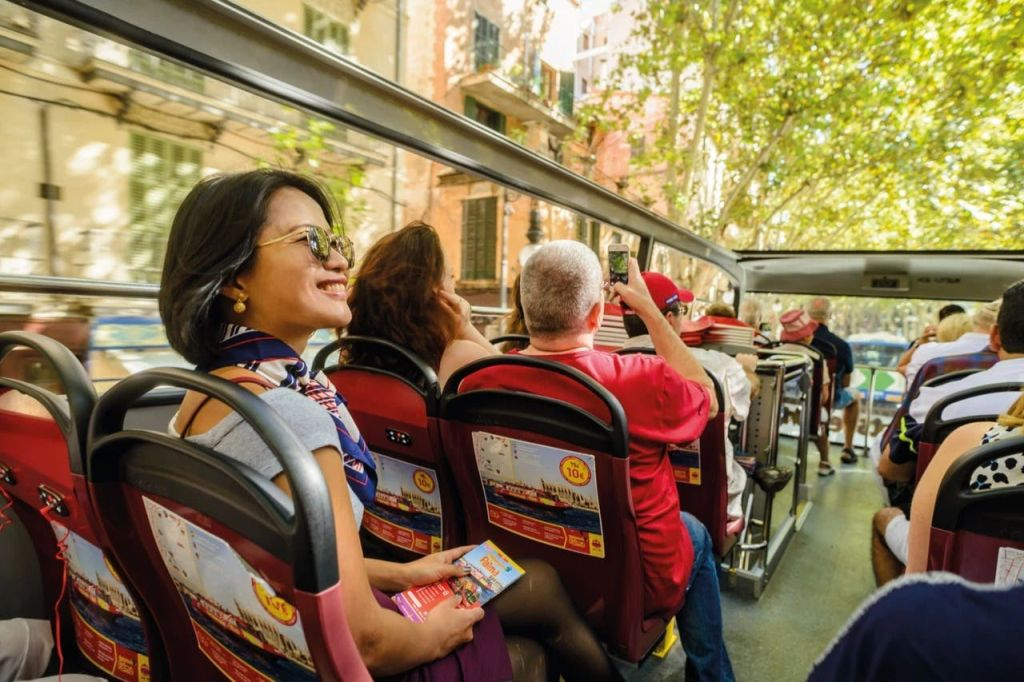 Mallorca: Excursión en bus turístico con entradas a las atracciones