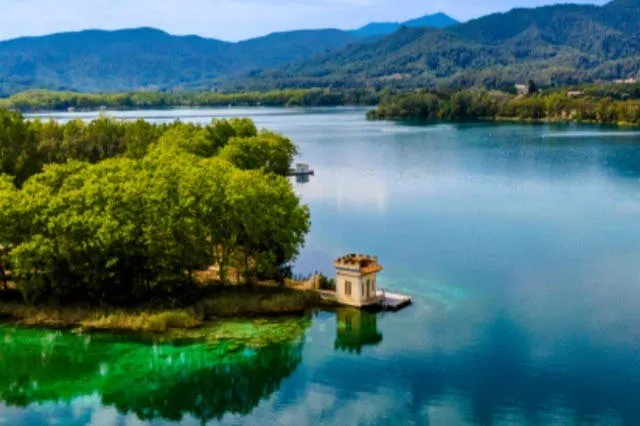 Girona: Excursión en Barco por el Lago de Banyoles
