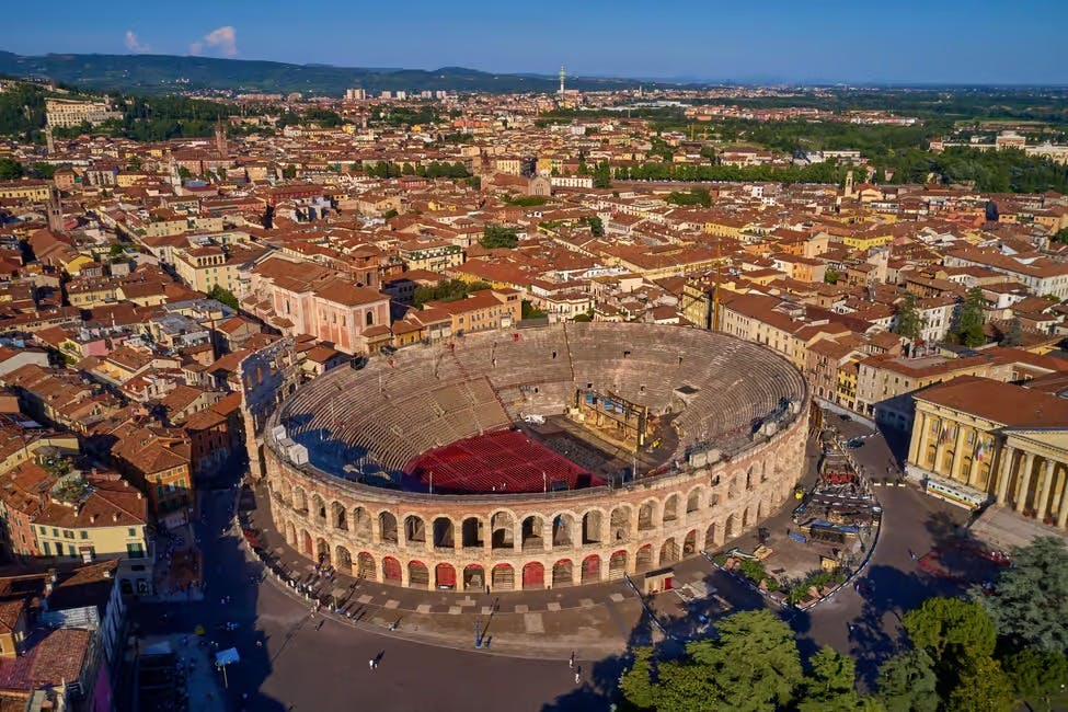 Verona, Sirmione e il Lago di Garda: Tour guidato in giornata da Milano + tour in barca