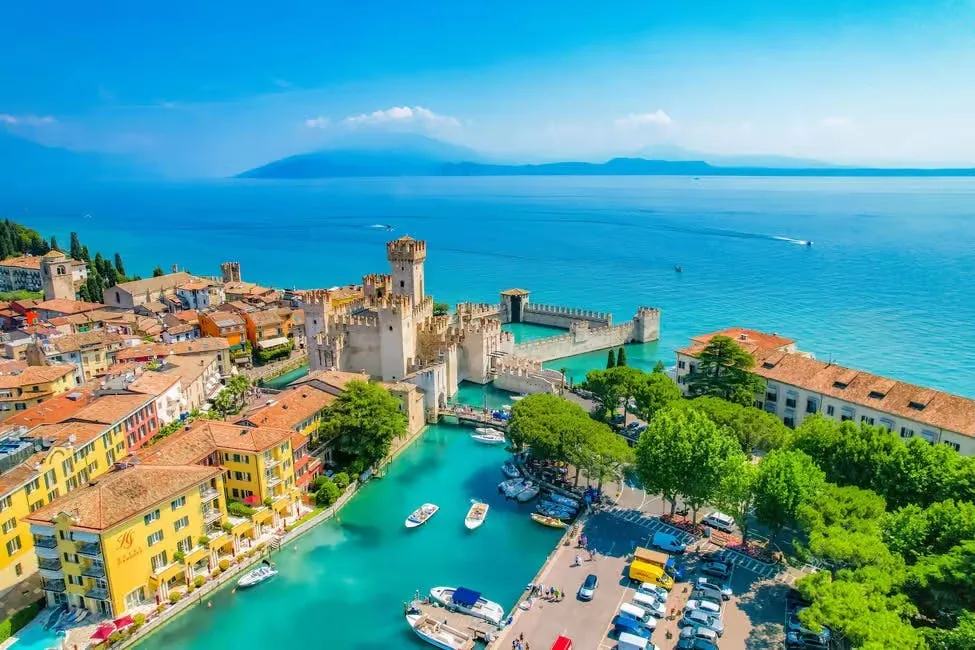 Verona, Sirmione e il Lago di Garda: Tour guidato in giornata da Milano + tour in barca
