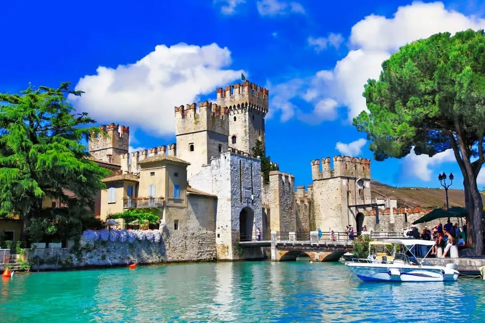 Verona, Sirmione e il Lago di Garda: Tour guidato in giornata da Milano + tour in barca