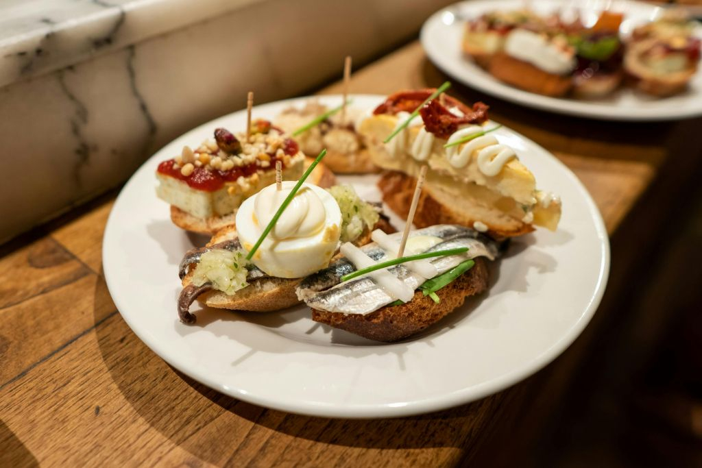 Barcelona: Gothic Quarter & El Born Guided Tour + Tastings +  Drink
