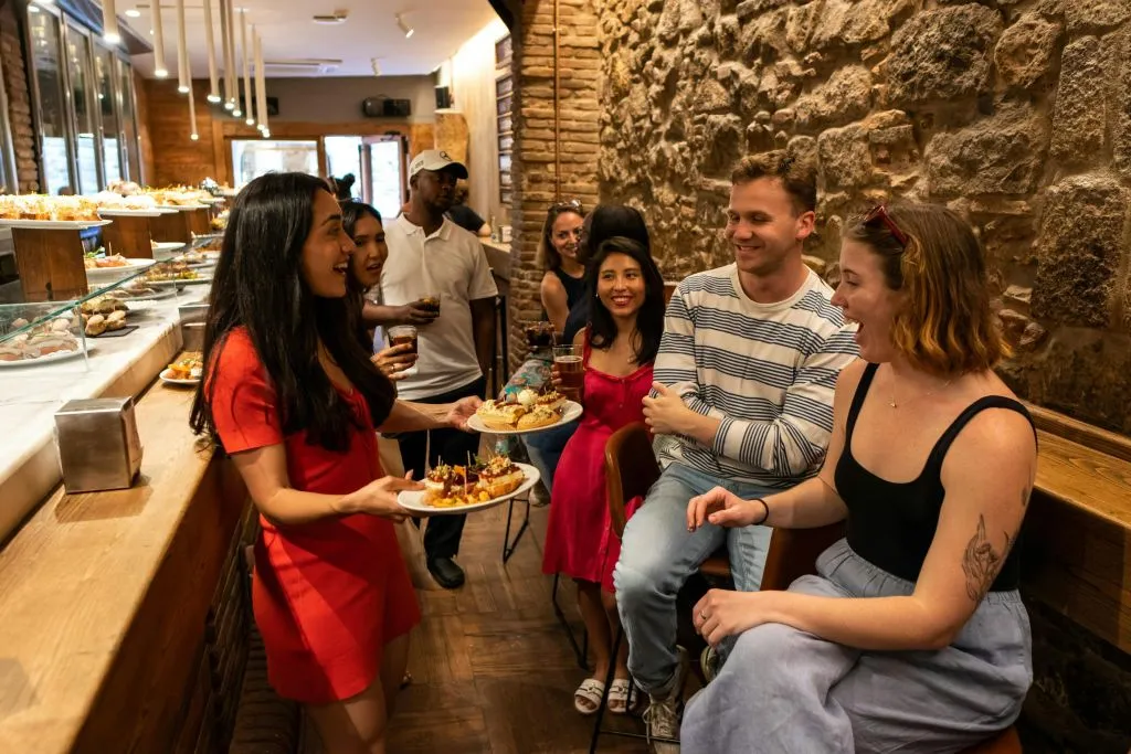 Barcelona: Gothic Quarter & El Born Guided Tour + Tastings +  Drink