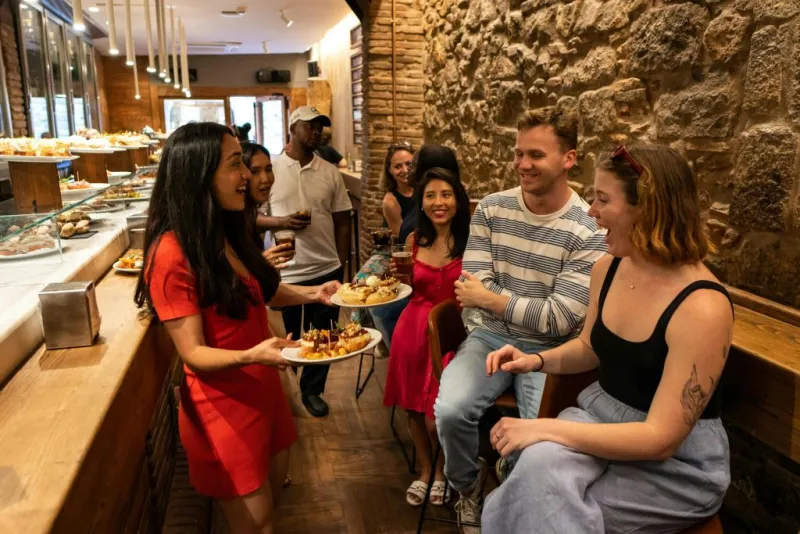 Barcelona: Gothic Quarter & El Born Guided Tour + Tastings +  Drink