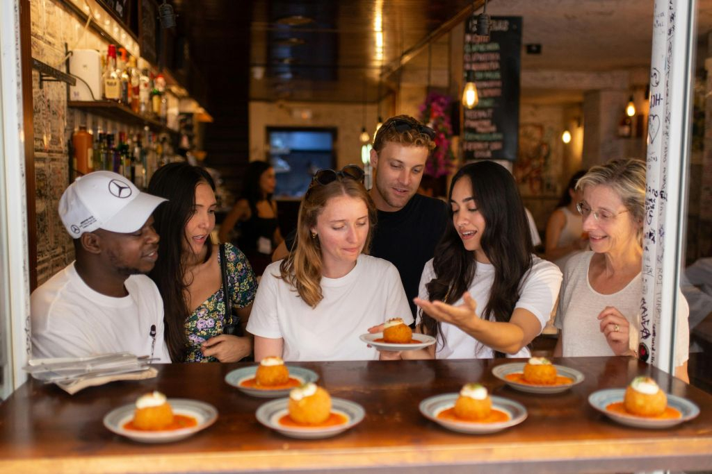 Barcelona: Gothic Quarter & El Born Guided Tour + Tastings +  Drink