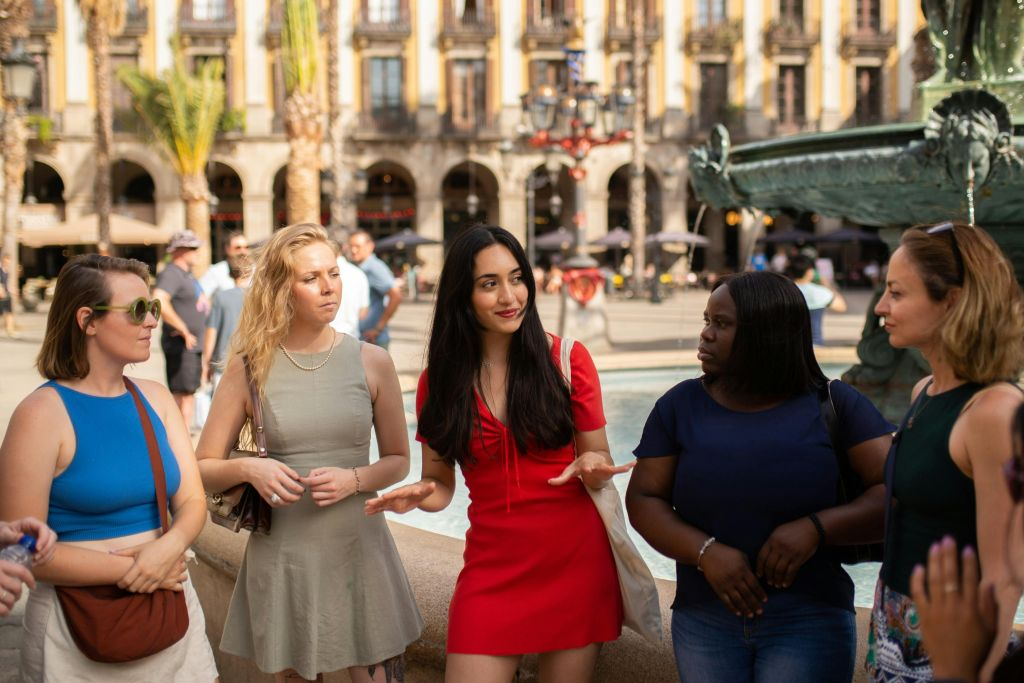 Barcelona: Gothic Quarter & El Born Guided Tour + Tastings +  Drink
