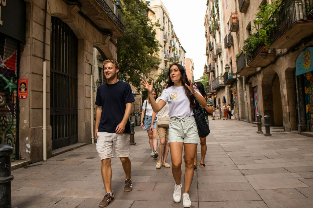 Barcelona: Gothic Quarter & El Born Guided Tour + Tastings +  Drink