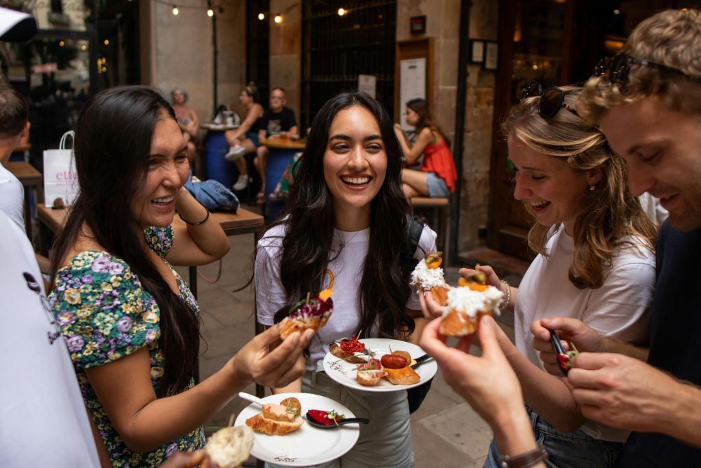 Barcelona: Gothic Quarter & El Born Guided Tour + Tastings +  Drink
