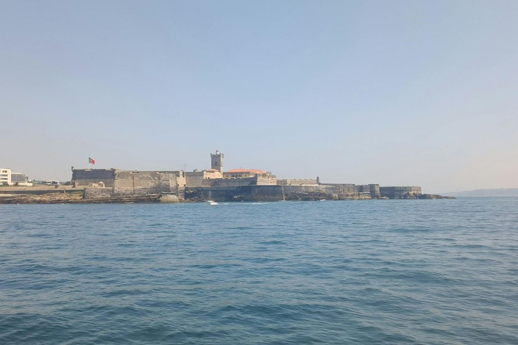 Cascais: Guided Coastal Cruise + Drinks
