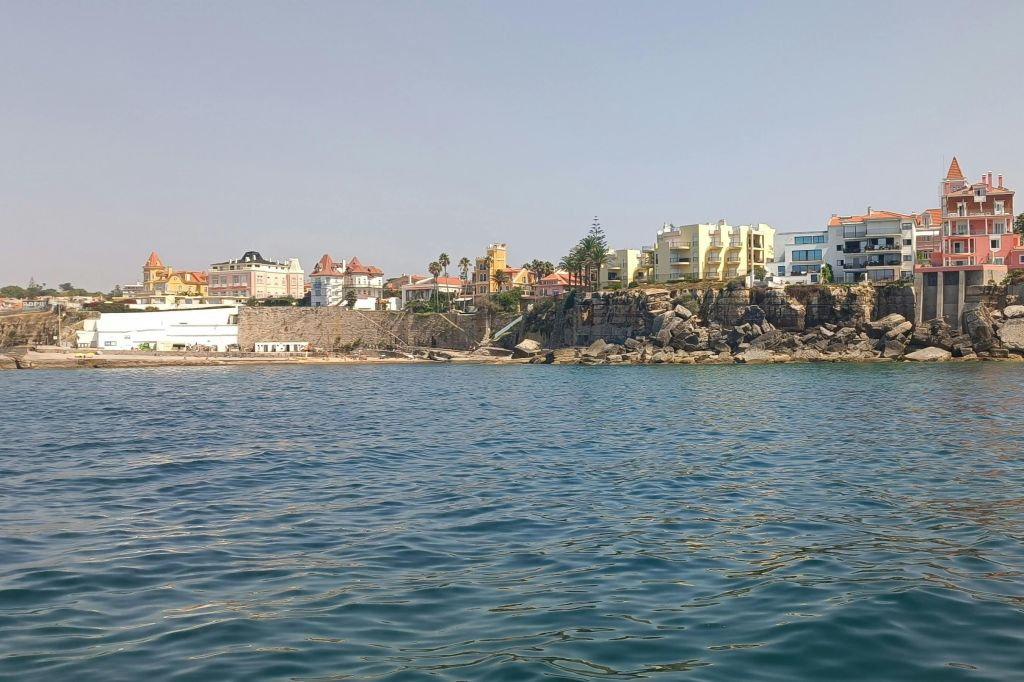 Cascais: Guided Coastal Cruise + Drinks