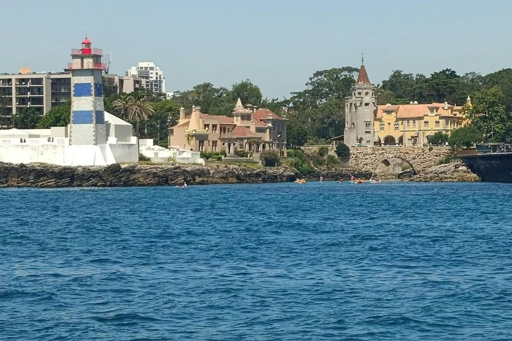 Cascais: Guided Coastal Cruise + Drinks
