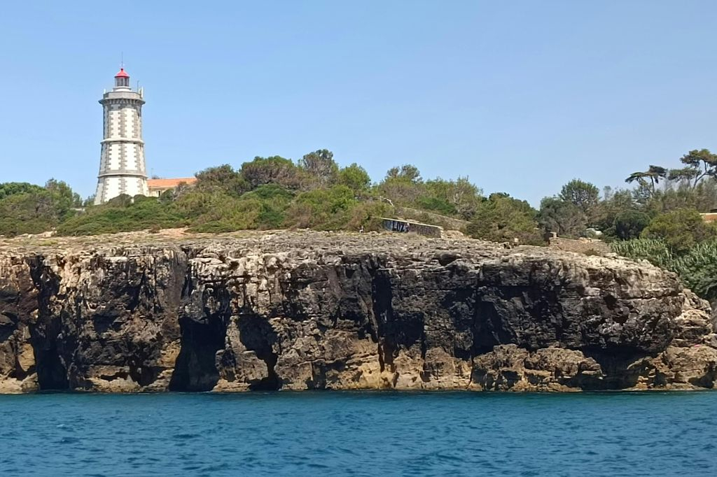 Cascais: Guided Coastal Cruise + Drinks
