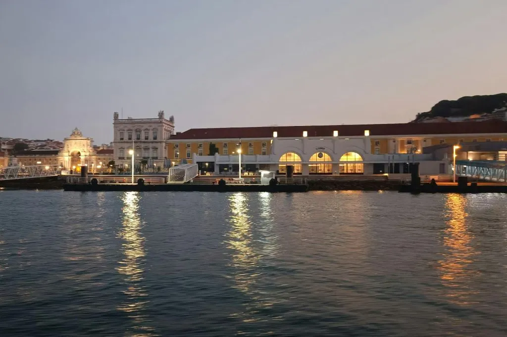 Lisbon: Guided Sunset Cruise from Cascais + Open Bar
