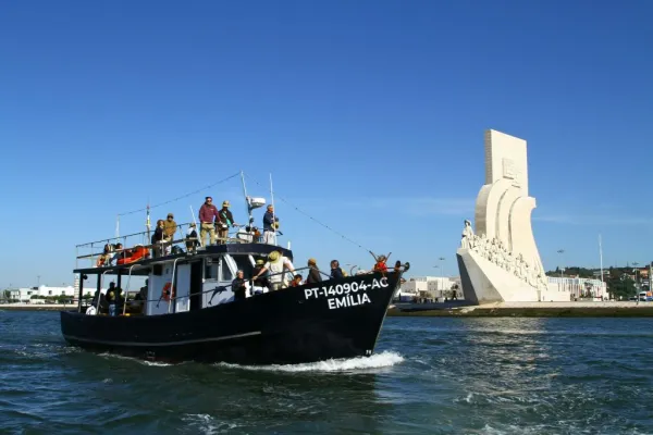 Lisboa: Passeio de barco guiado ao pôr do sol a partir de Cascais + Bar Aberto