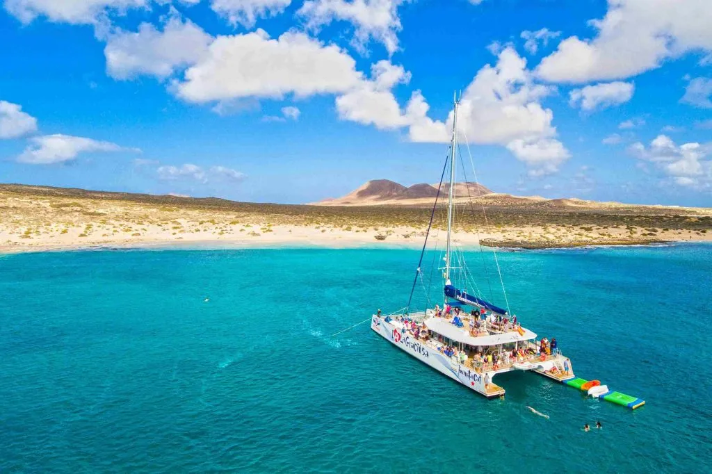 La Graciosa: Passeio de barco guiado + Ferry + Transfer de Lanzarote