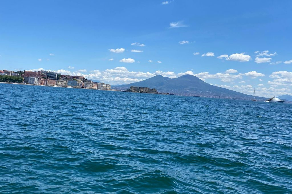 Napoli: Tour in barca + sosta bagno + guida audio