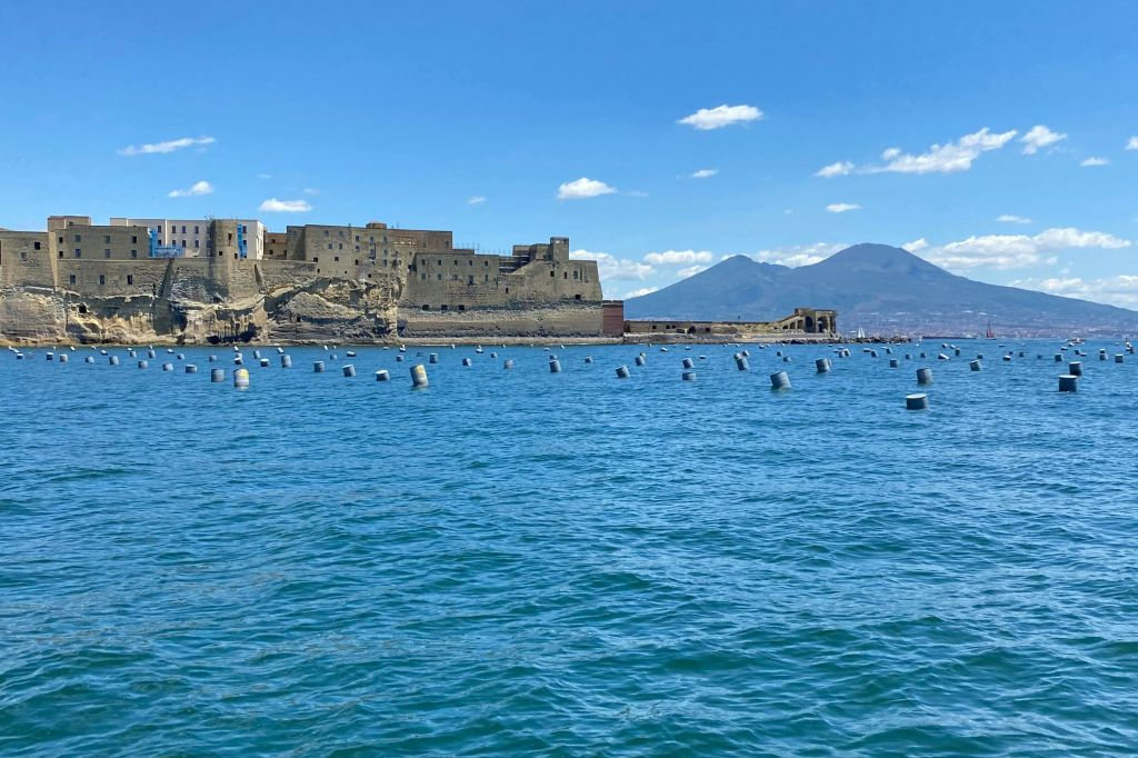 Napoli: Tour in barca + sosta bagno + guida audio
