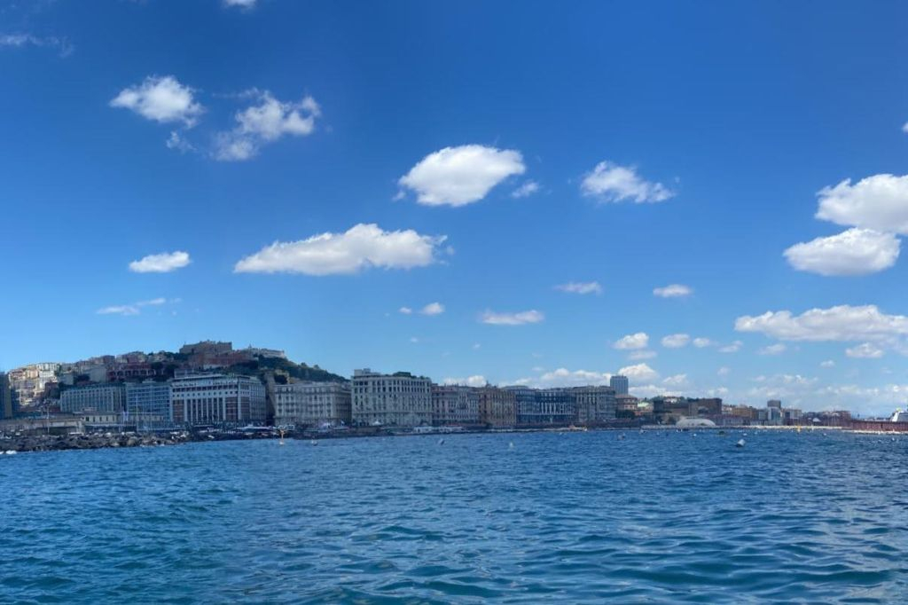Napoli: Tour in barca + sosta bagno + guida audio