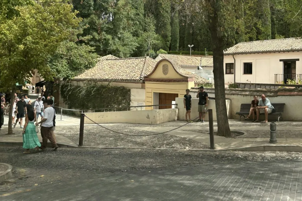 Granada: Guided Bus Tour
