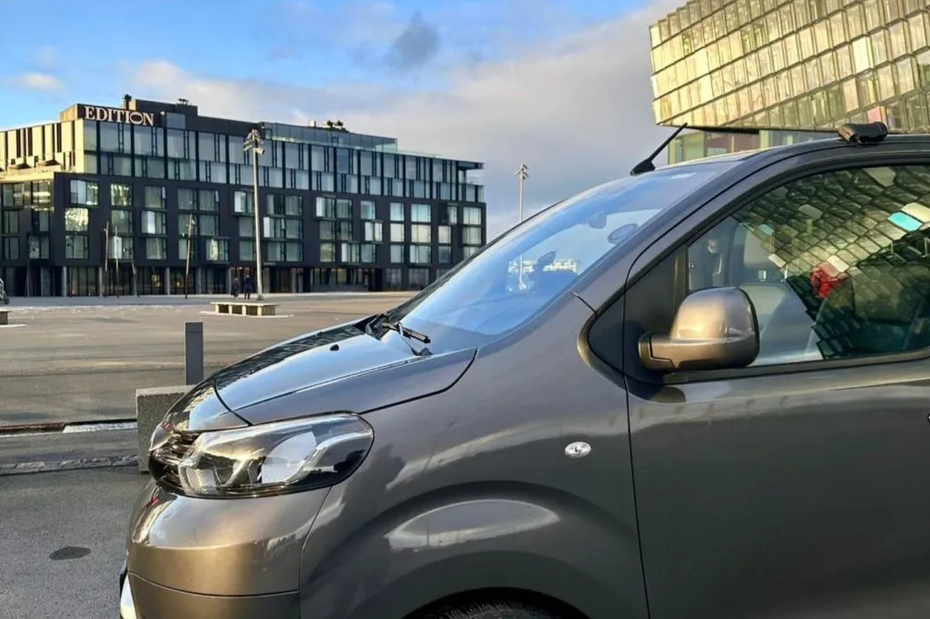 Reikiavik: Traslado en autobús del aeropuerto de Keflavik a la terminal de cruceros de Skarfarbakki