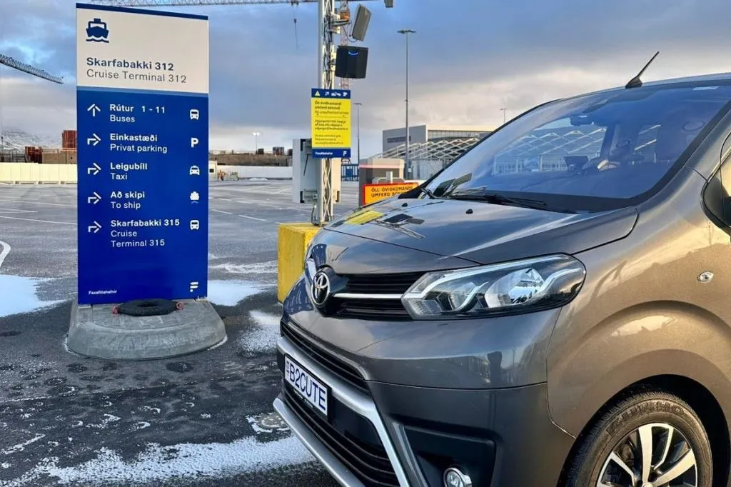 Reikiavik: Traslado en autobús del aeropuerto de Keflavik a la terminal de cruceros de Skarfarbakki