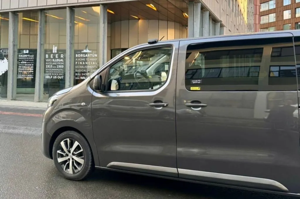 Reikiavik: Traslado en autobús del aeropuerto de Keflavik a la terminal de cruceros de Skarfarbakki