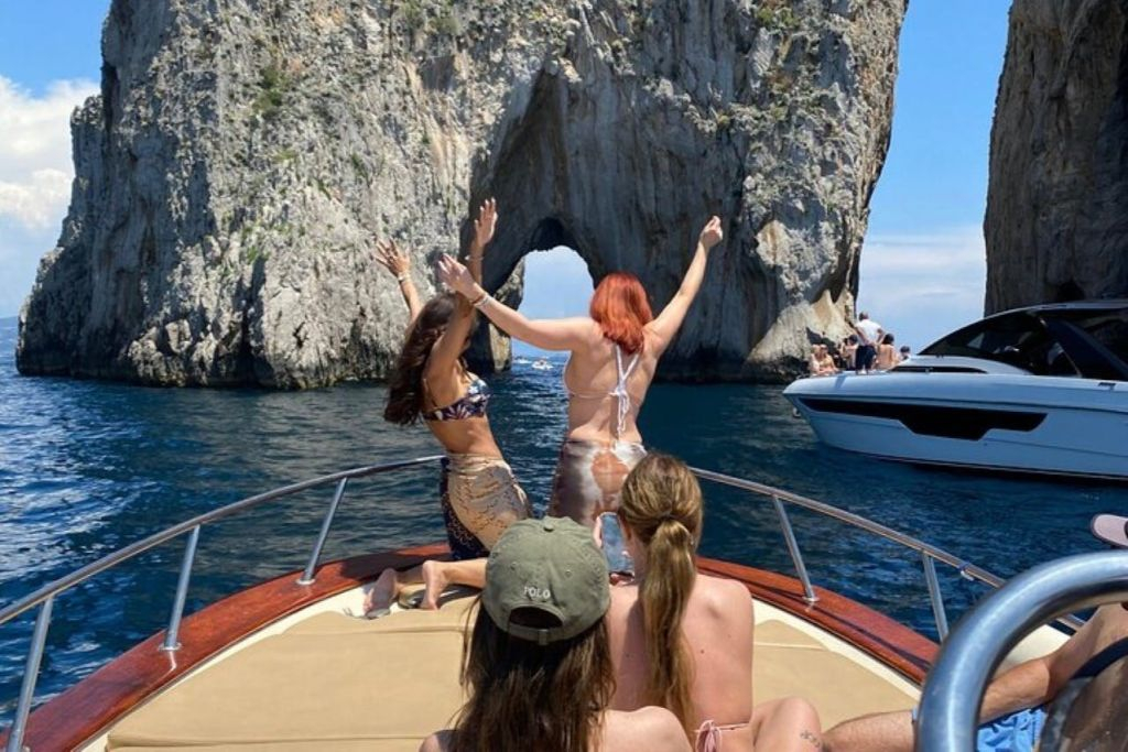 Capri: tour in barca al tramonto con bevande