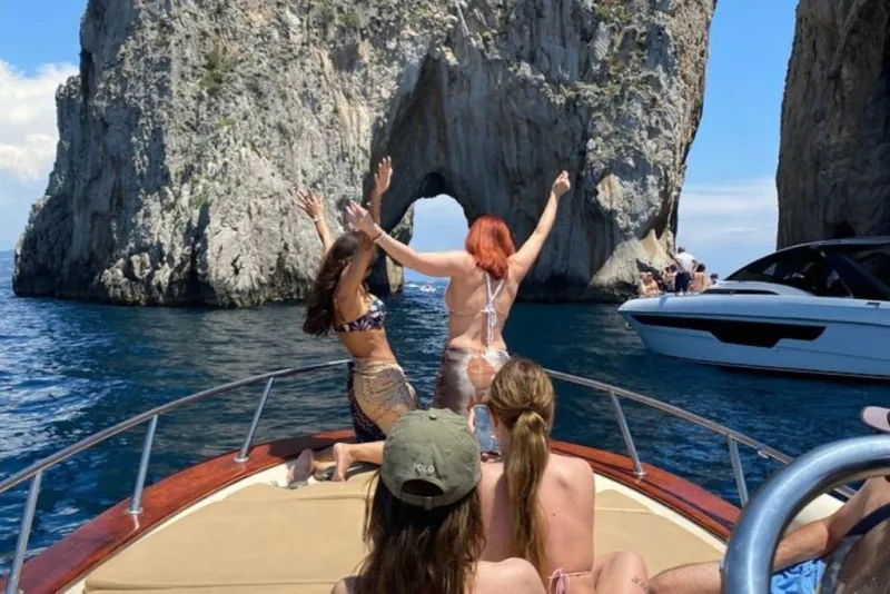 Capri: tour in barca al tramonto con bevande