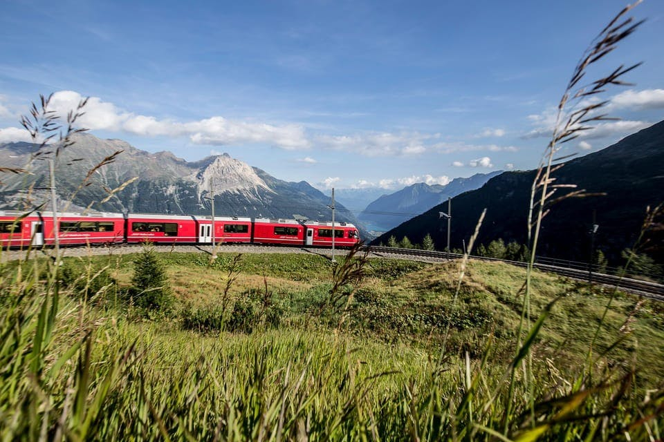 St. Moritz y Tirano: Excursión de un día desde Milán + Billete para el tren Bernina