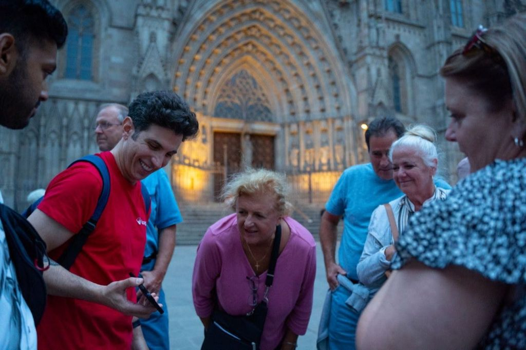 Barcelona: Small Group Guided Tapas & Wine Tour