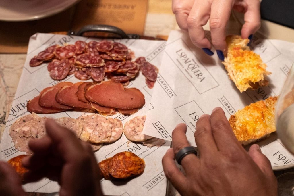 Barcelona: Small Group Guided Tapas & Wine Tour