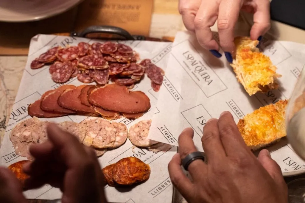 Barcelona: Small Group Guided Tapas & Wine Tour