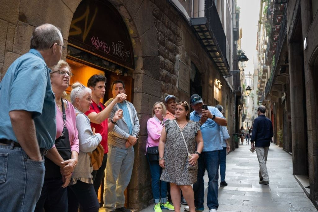 Barcelona: Small Group Guided Tapas & Wine Tour