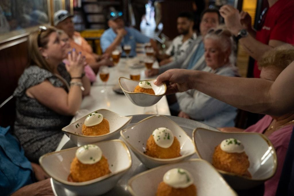 Barcelona: Small Group Guided Tapas & Wine Tour