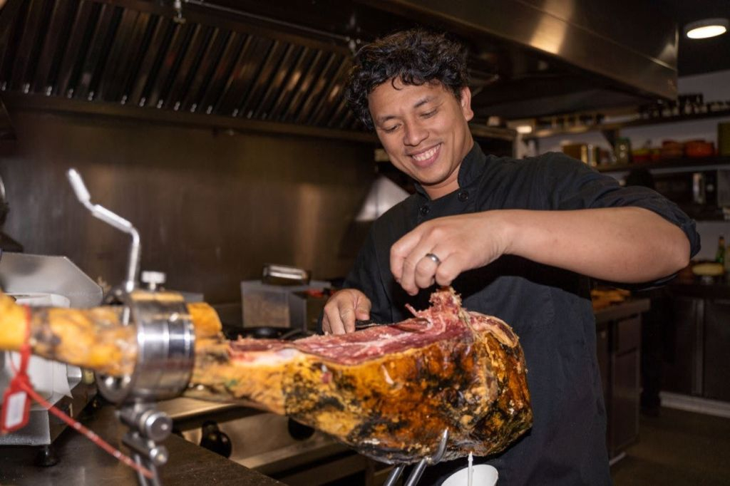 Barcelona: Small Group Guided Tapas & Wine Tour