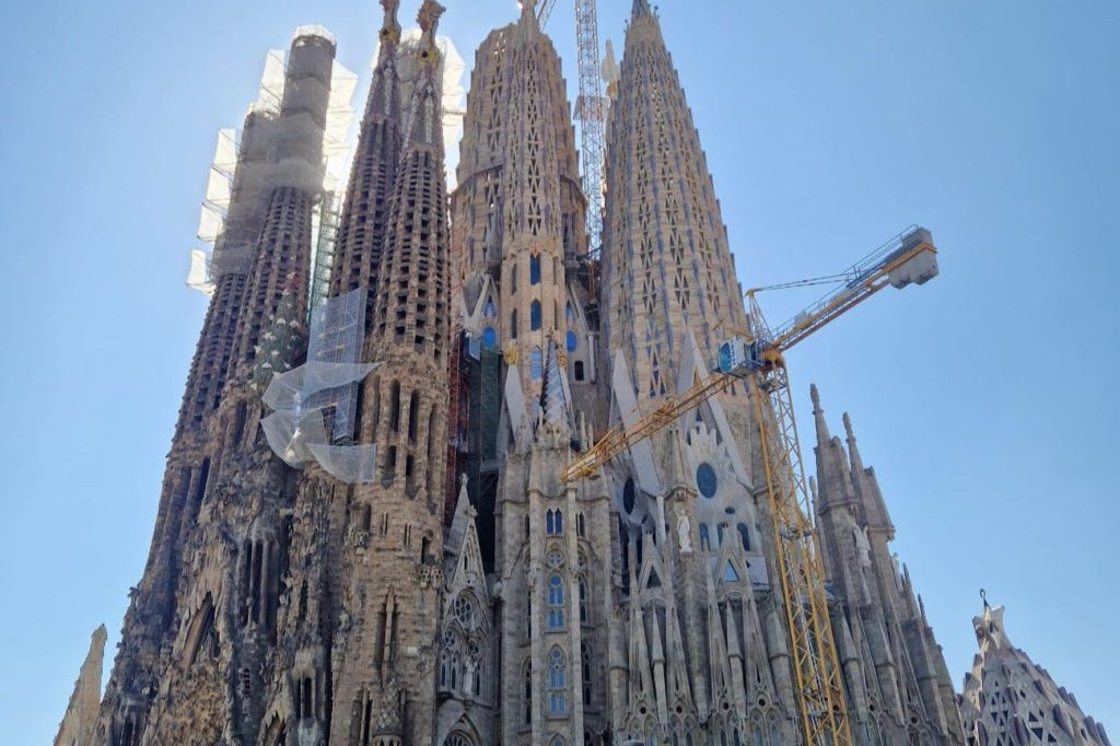 Barcelona: Small Group Guided Walking Tour + Tapas & Drink
