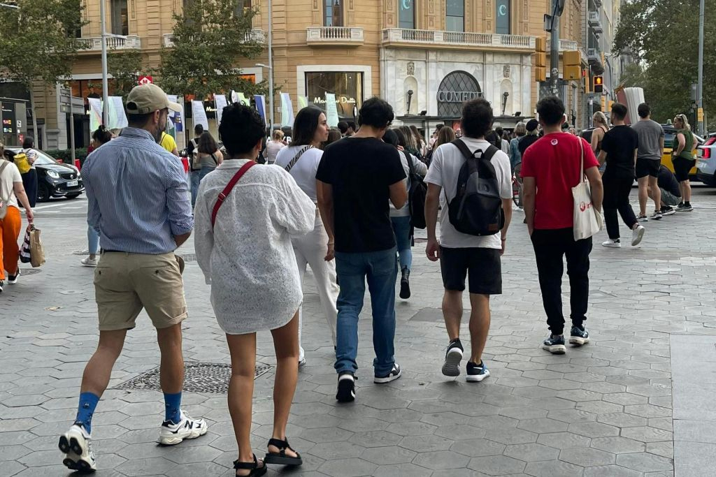 Barcelona: Small Group Guided Walking Tour + Tapas & Drink