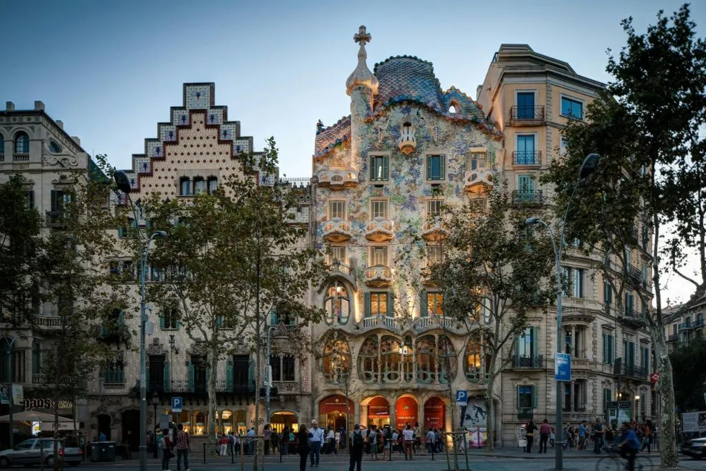 Barcelona: Small Group Guided Walking Tour + Tapas & Drink