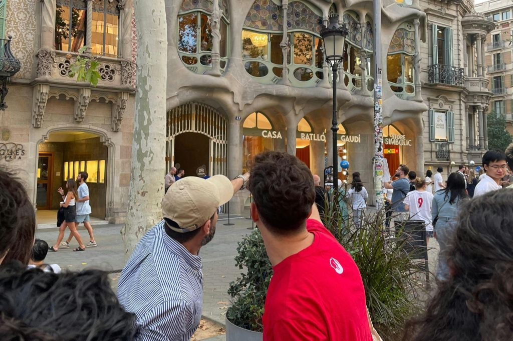 Barcelona: Small Group Guided Walking Tour + Tapas & Drink