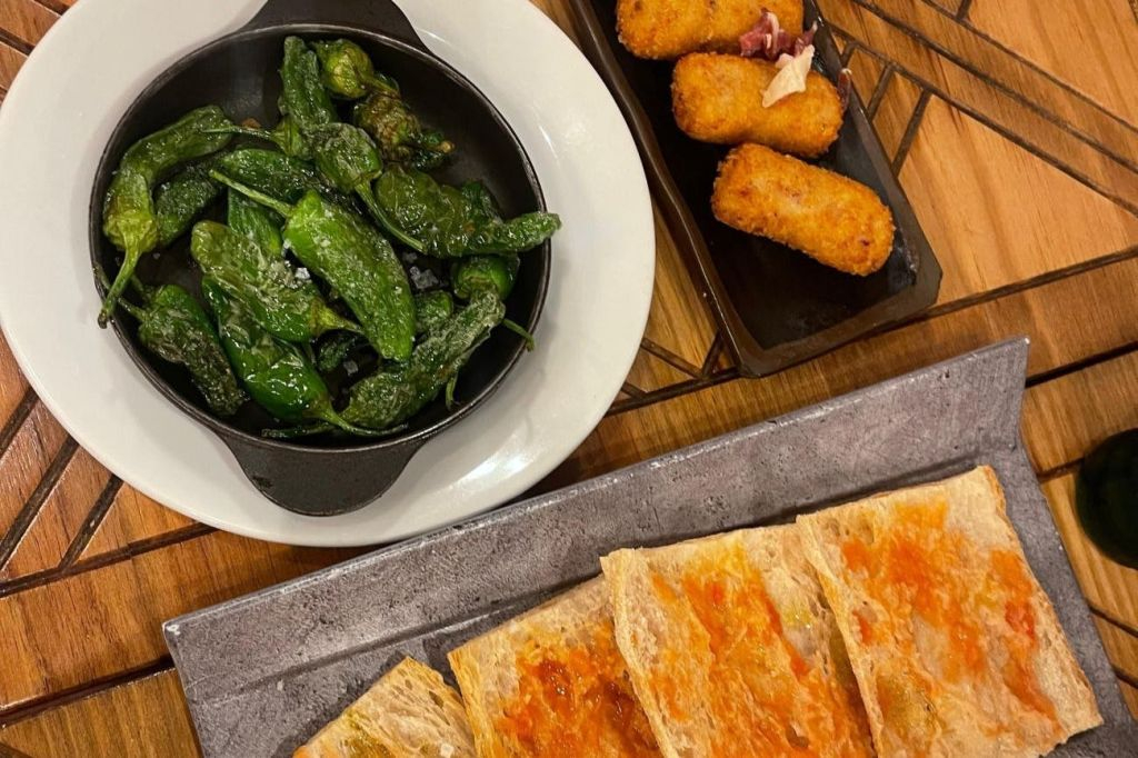 Barcelona: Small Group Guided Walking Tour + Tapas & Drink