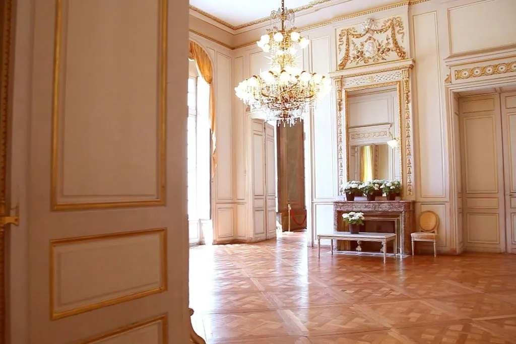 Bordeaux: Palais Rohan Guided Tour in French