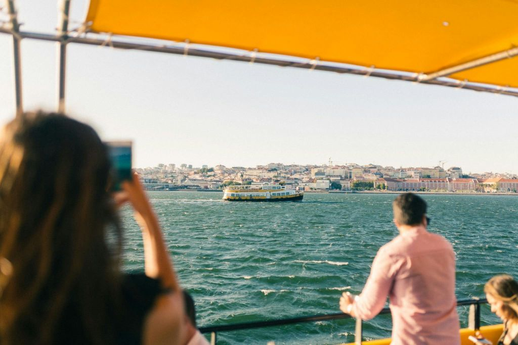 Lisboa: Paseo en barco por el Tajo al atardecer + Música en directo + Bebida
