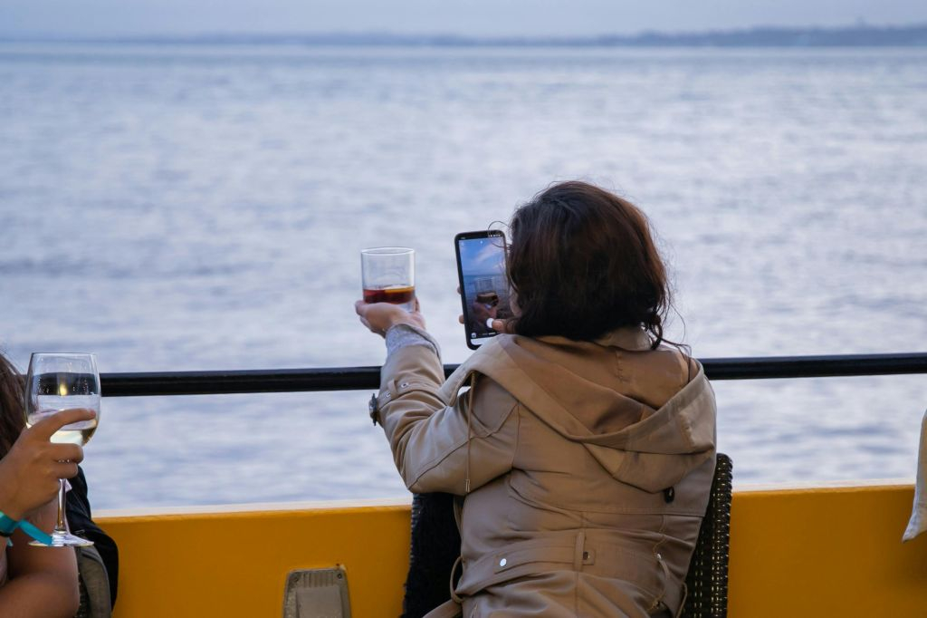 Lisboa: Paseo en barco por el Tajo al atardecer + Música en directo + Bebida