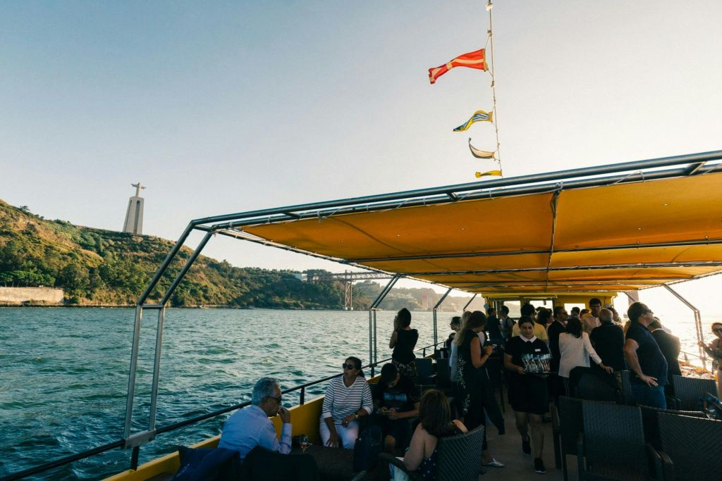 Lisboa: Paseo en barco por el Tajo al atardecer + Música en directo + Bebida