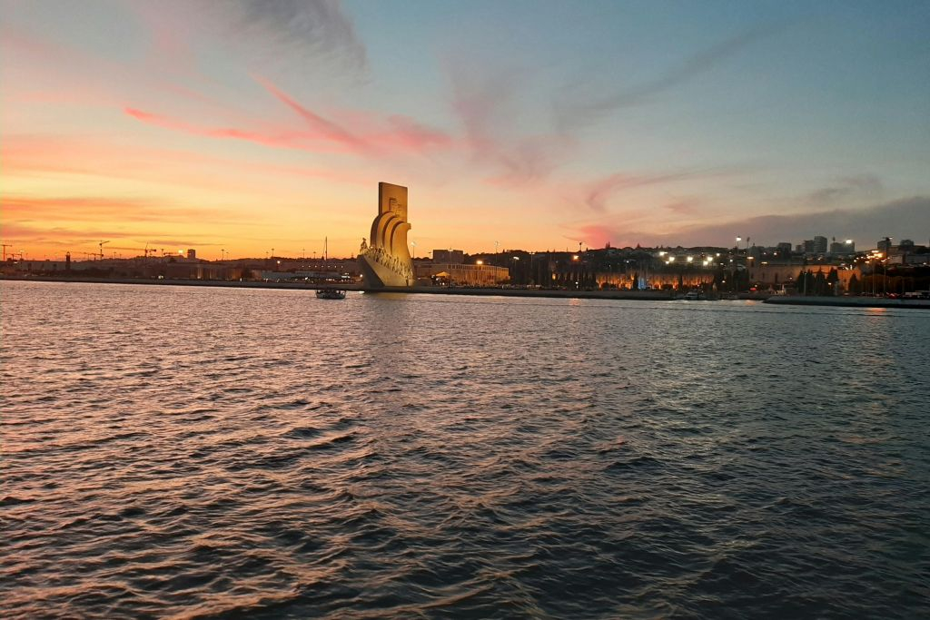 Lisboa: Paseo en barco por el Tajo al atardecer + Música en directo + Bebida