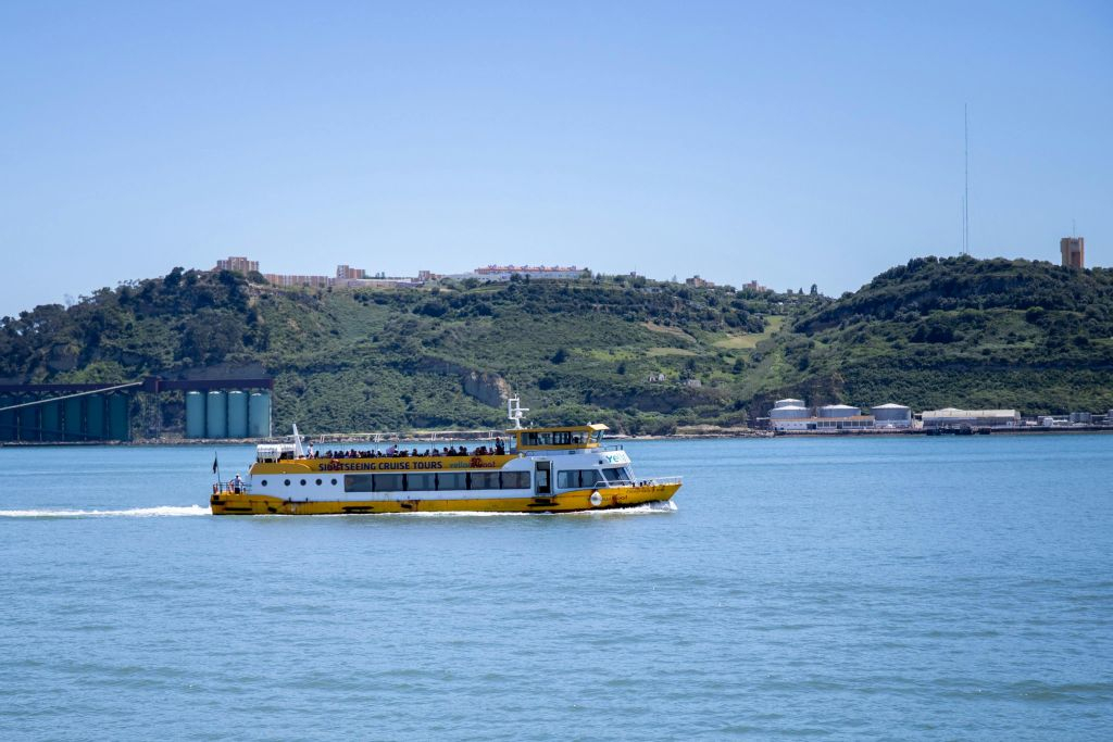 Lisboa: Paseo en barco por el Tajo al atardecer + Música en directo + Bebida