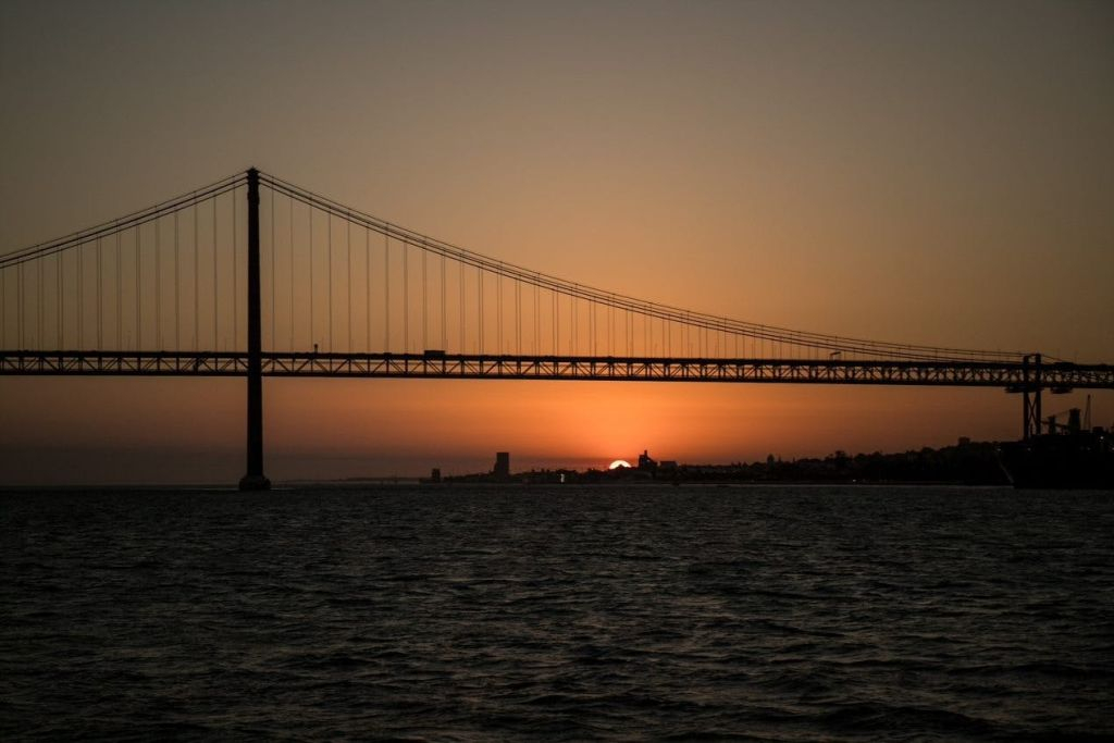 Lisboa: Paseo en barco por el Tajo al atardecer + Música en directo + Bebida