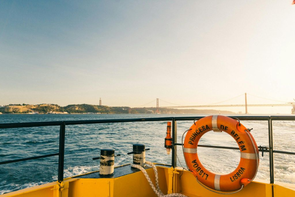 Lisboa: Paseo en barco por el Tajo al atardecer + Música en directo + Bebida